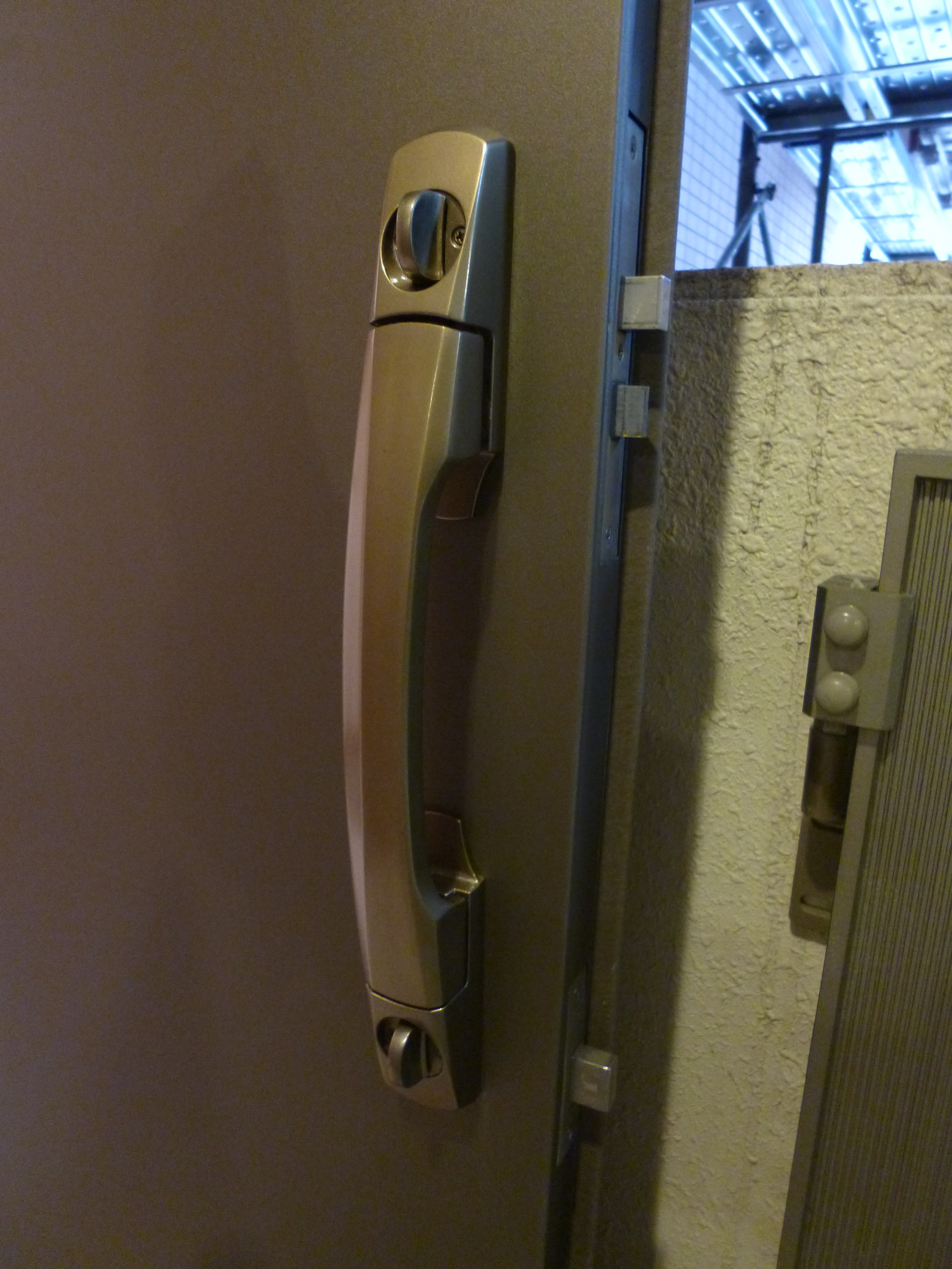 玄関ドアのプッシュプル型のハンドルの再塗装 部屋の傷補修とリペア専門 ジェネシス 玄関ドアのプッシュプル型のハンドルの再塗装 部屋の傷補修とリペア専門 ジェネシス