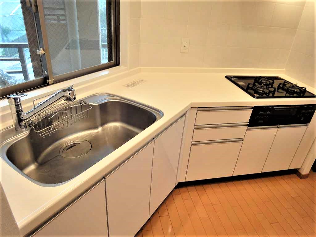 1度の角度の壁面のキッチンのシンクと天板研磨 部屋の傷補修とリペア専門 ジェネシス