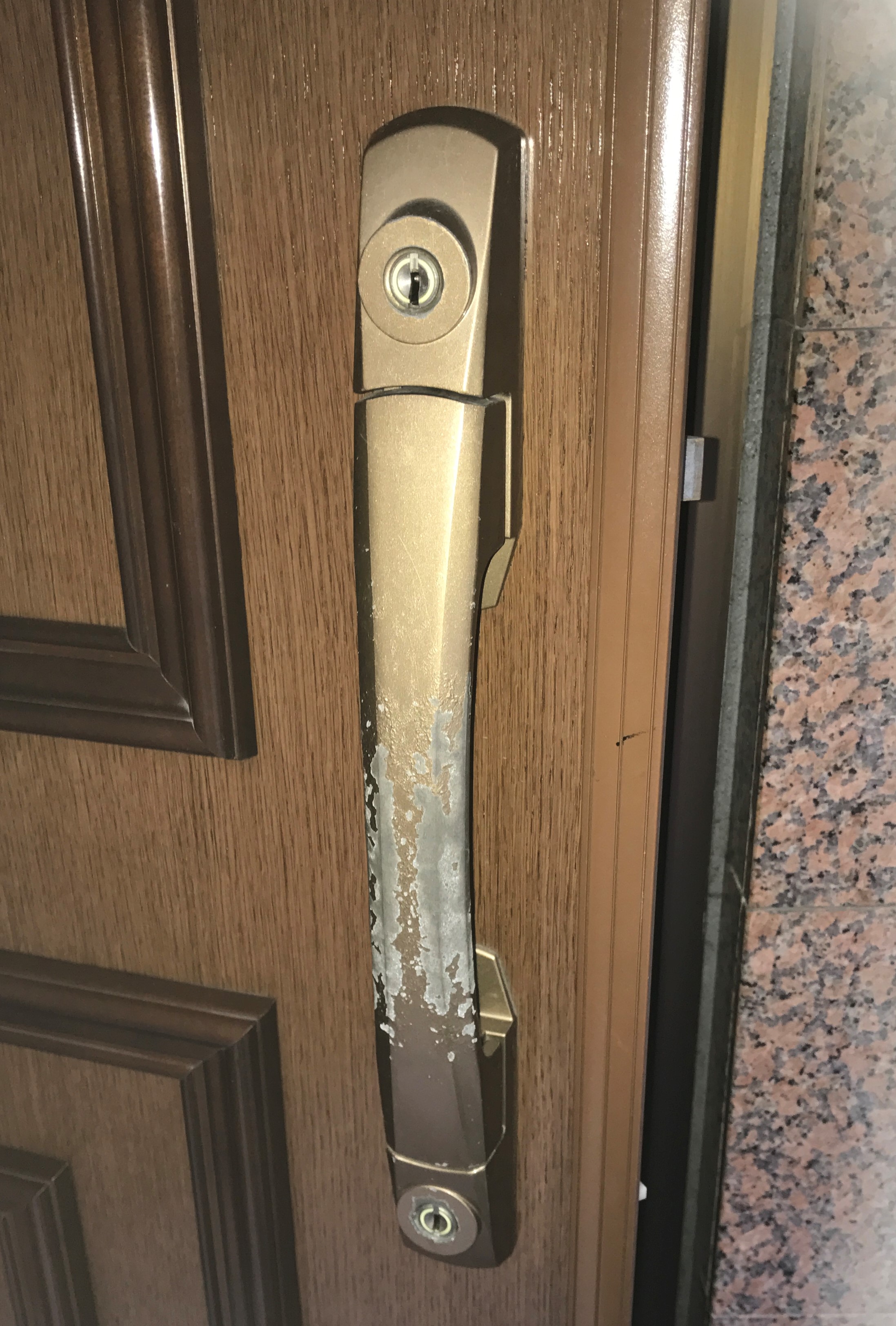 玄関ドアのプッシュプルタイプのドアノブのウレタン吹き付け 部屋の傷補修とリペア専門 ジェネシス