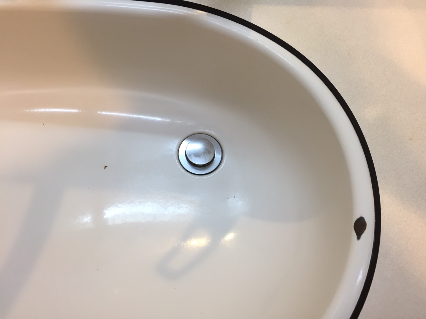 洗面ホーローシンクの縁の欠け補修 部屋の傷補修とリペア専門 ジェネシス