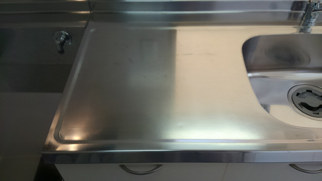 使い古したステンレス製調理台を特殊研磨で綺麗にした事例 部屋の傷補修とリペア専門 ジェネシス